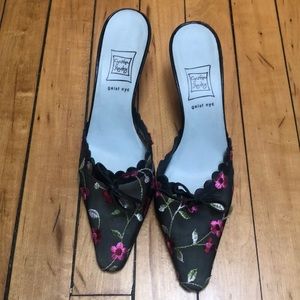 CYNTHIA ROWLEY Pointy toe floral Mules
